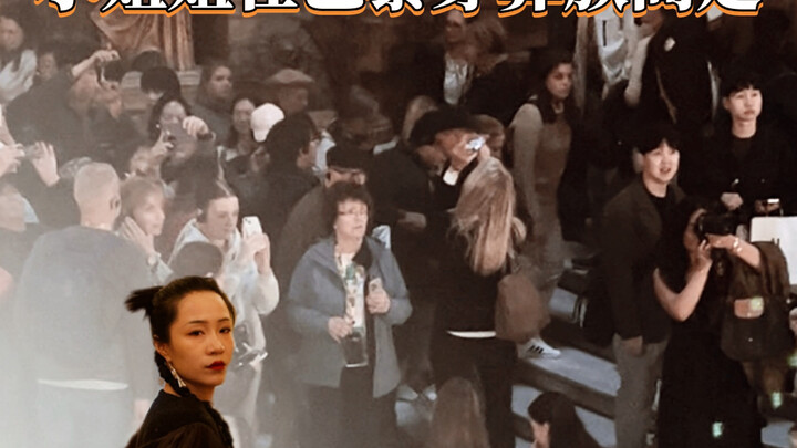 拍到一个小姐姐在巴黎歌剧院穿彝族高定，引起了大围观！