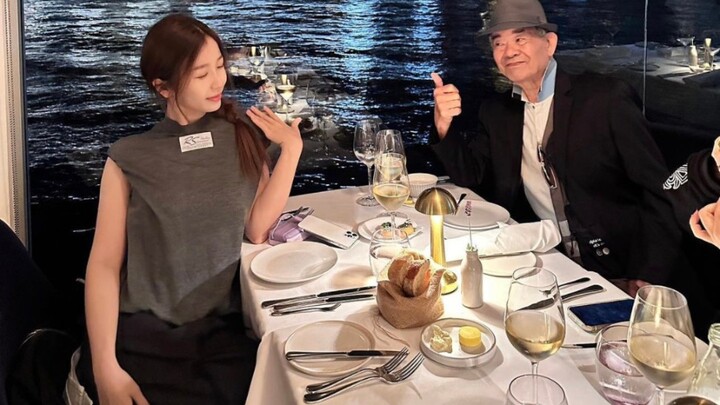 ซินซินและปู่ของเธอถ่ายรูปกันและกัน พวกเขาเป็นครอบครัวที่มีความสุข