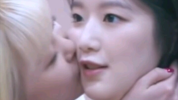 [Floral-Cute Couple] It’s 2021 already, yet this passionate kiss still makes my heart flutter!