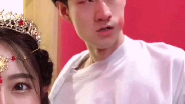 Vậy thì phải làm sao với cô em gái đồng môn hay nhờ vả tình yêu đây?