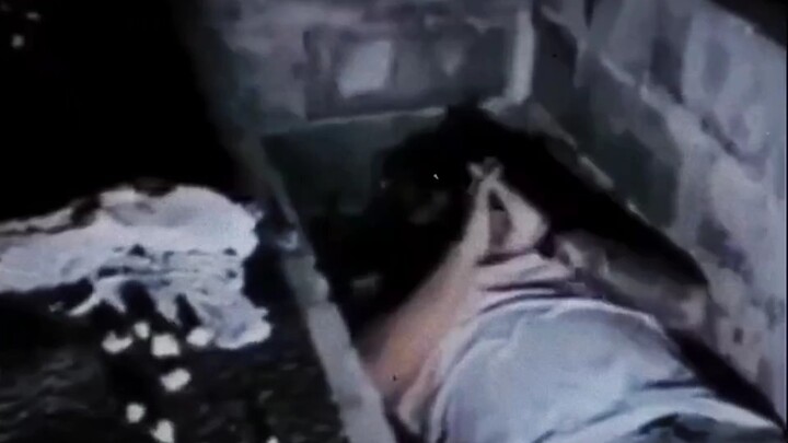 Hantu: Ngerebut tempat tidurku, ya? Bangun sekarang!