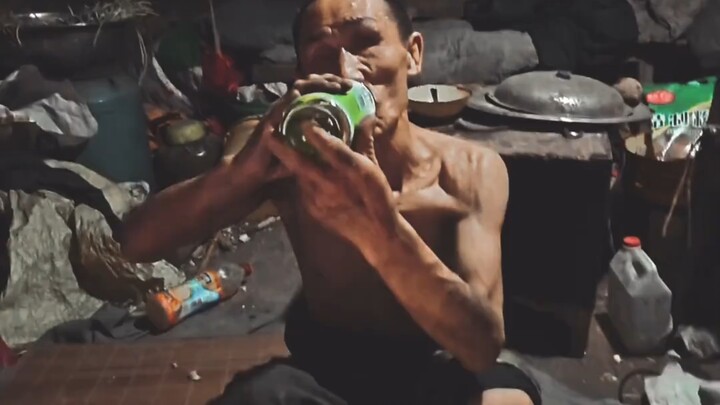 Vội vã uống cạn chai trà xanh này, như thể đã nuốt vội cả đời ngọt ngào