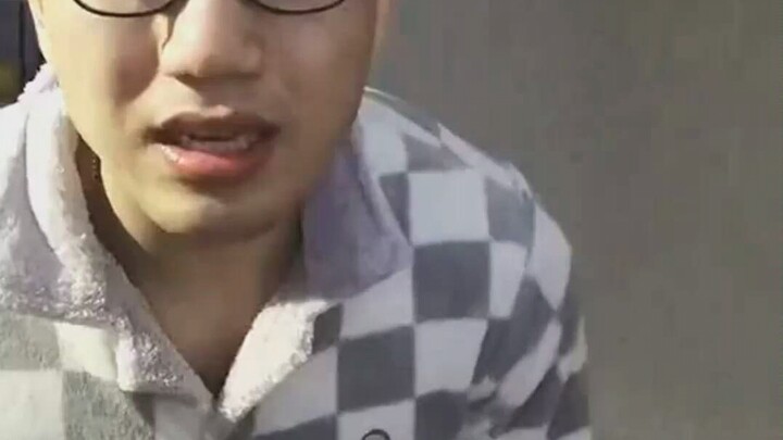 Those looks sealed away by glasses ( ͡ಠ ʖ̯ ͡ಠ)