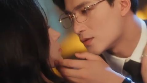 Aku dan sahabatku menikah dengan dua saudara CEO kaya dan dingin