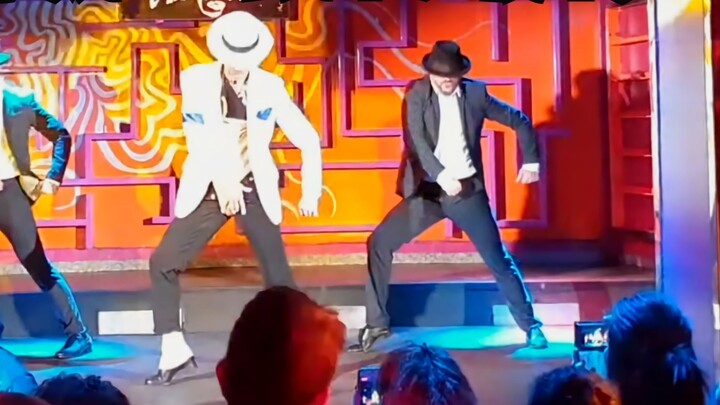 3:27 ฉากสวมหมวกก็คล้ายๆ กัน เท่มาก - Smooth Criminal - SacMJJ