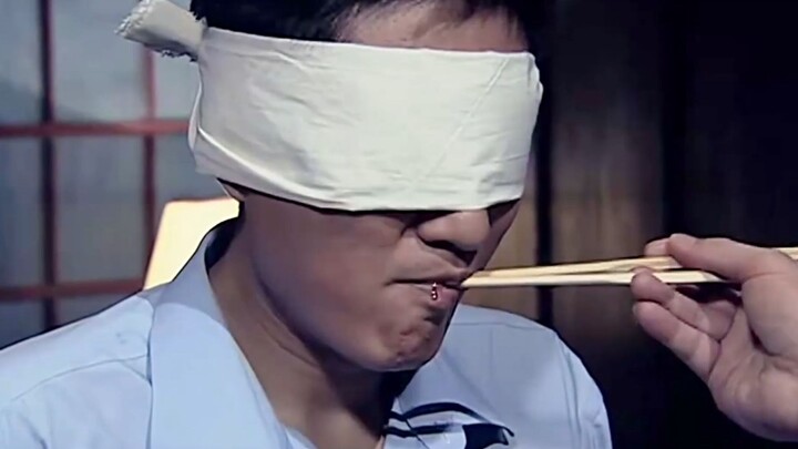 Pria itu makan seekor ikan dengan mata tertutup dan langsung sadar ada sesuatu yang sangat salah.