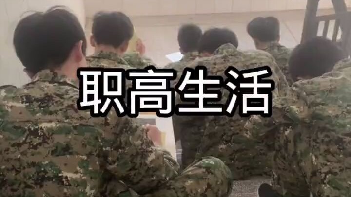 Bạn đã bao giờ bị phạt vì chép bài ở trường trung học nghề chưa? Vlog về khuôn viên trường trung học