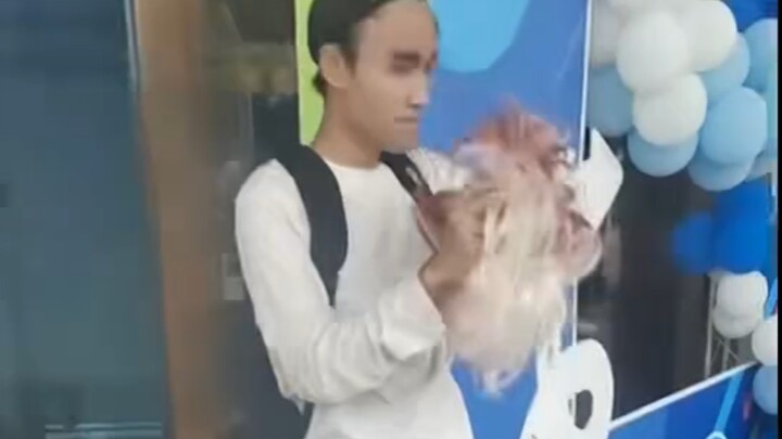 ตู้ปริศนาออกมายืนกลางถนนจ้องคน วิธีนี้ช่างแสบเสียจริง