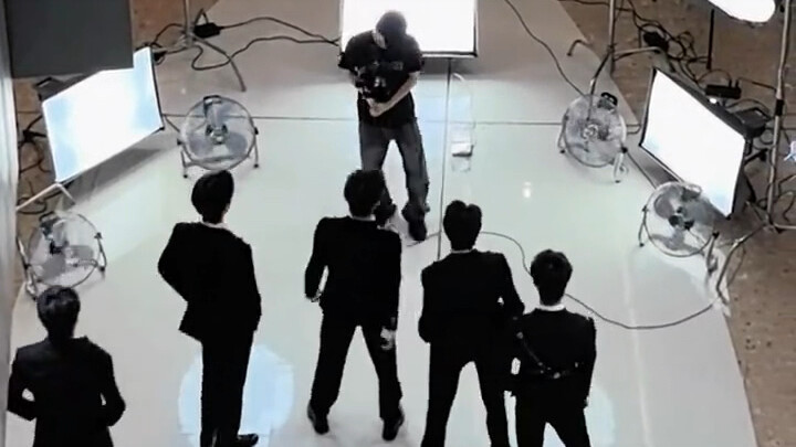 Lần đầu biết đằng sau livestream nhóm lại là thế này, mở rộng tầm mắt quá…