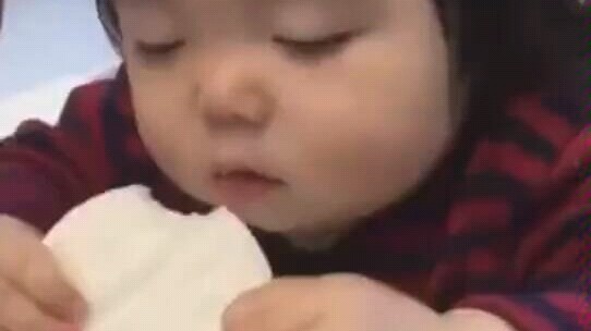 เด็กน้อยน่ารักมากเวลากินคุกกี้ขณะงีบหลับ