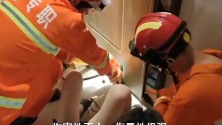 "Tidak, aku tidak mungkin menjadi satu-satunya yang tertawa."