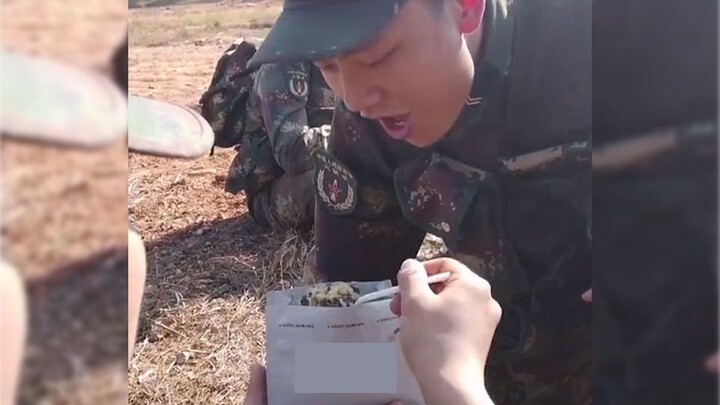 القائد: سأقدّم لك وجبة لذيذة عند الظهر! ماذا؟ ما هو القائد؟