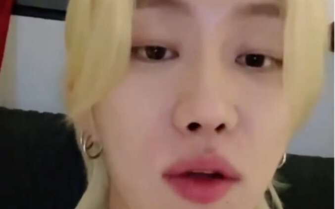 Xu Minghao is live streaming today. He even admits that the three of them are the “weak squad” haha!