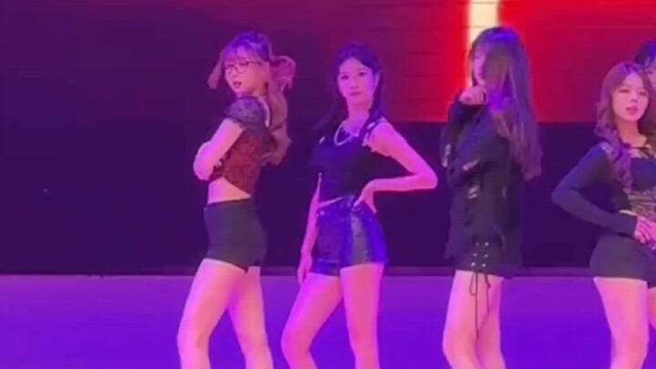 【常州工学院】：没有人不认识她吧，眼睛学姐。