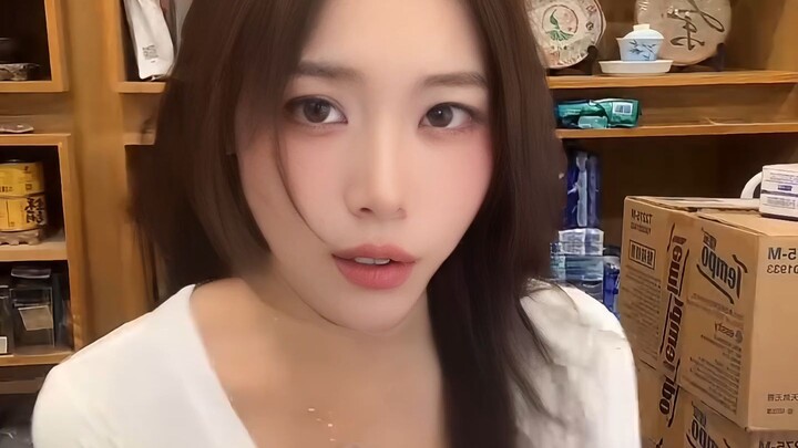 Let’s just watch Auntie Liu and Sister San do a little dance!