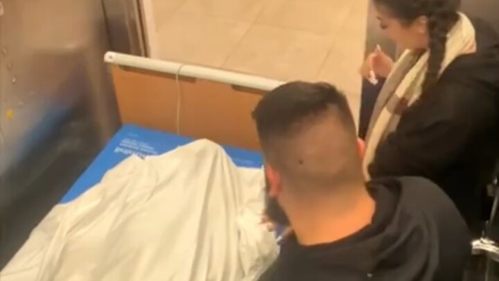 Tiba-tiba “bangkit dari kubur” di lift, nggak ada tempat buat bersembunyi!