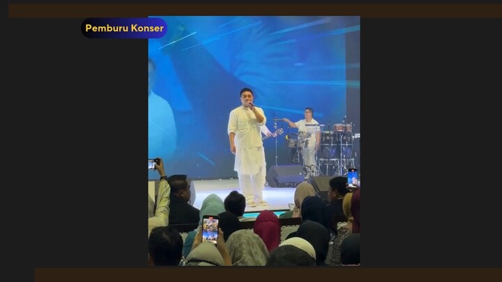 gemes amat ya om-om ini jogeett wkwkw!🥰🫵 @KAHITNA #kahitna #sejauhduabenua #konsermusik #jcc #fyp