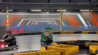 Nói ra chắc bạn không tin, tôi lại bị ếch vượt qua, còn là vượt bằng drift nữa!!!