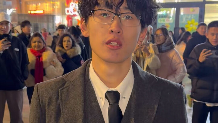 أرقص لكم بمناسبة انتهاء العام وأتمنى لكم عامًا جديدًا سعيدًا!