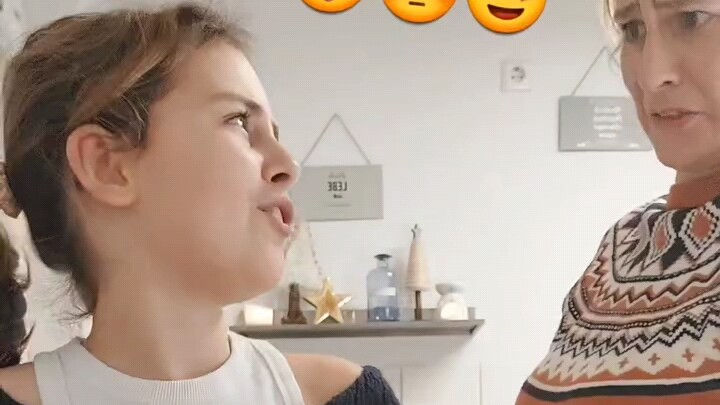 คุณแม่ภูมิใจจนเห็นได้ชัดหลังจากได้ยินลูกสาวร้องโน้ตสูงเลียนแบบมาเรีย แครี!