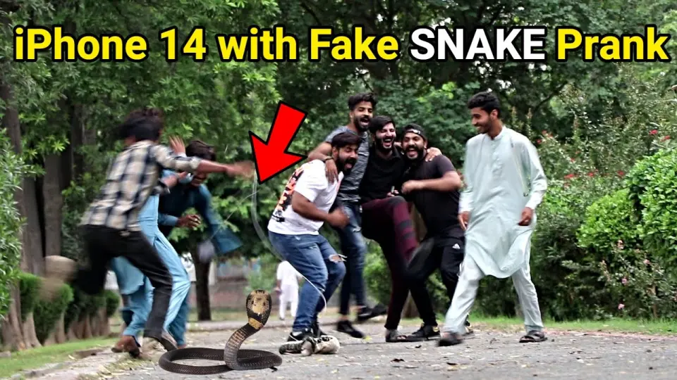 iPhone 14 with Fake Cobra Snake Prank | Funny Reactions | LahoriFied Pranks  - Bilibili