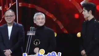 肖战微博之夜领奖直拍，一个动作一秒噤声，真的好苏，尖叫声戛然而止！