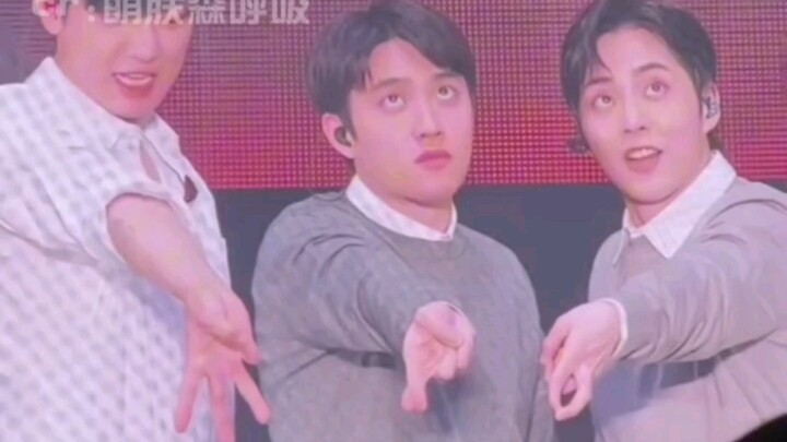 【EXO】Idol lâu năm của tôi mấy năm không comeback mà đến cả ký hiệu tay cũng quên mất — chỉ cần còn n
