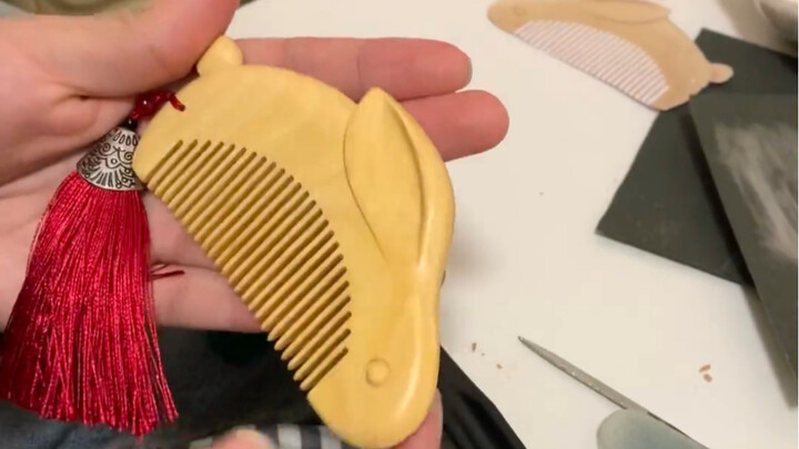 Khi anh ấy dùng chiếc lược thỏ ngọc tự tay làm để chải tóc cho tôi, cảm giác được yêu thương thật tu