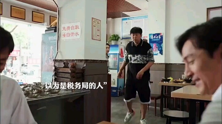 Người bình thường mở cửa hàng khó đến mức nào, phí lạm thu đè bẹp thương hiệu lâu đời!