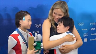 Cứu mình với, dễ thương quá, Quan Hongchan đang chơi mình và mình nhìn thấy Gu Ailing haha!!