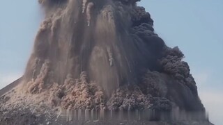 实拍活火山爆发瞬间！空中升起巨大蘑菇云，这场面真是太壮观了！