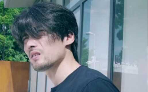 Ternyata memakai payung bisa sekeren ini? Peringatan kocak!