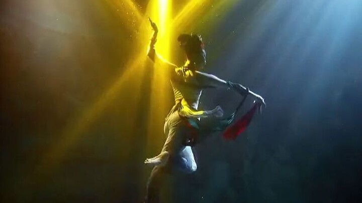 A Korean girl was shocked by the underwater traditional Chinese dance performance of "Flying Apsaras