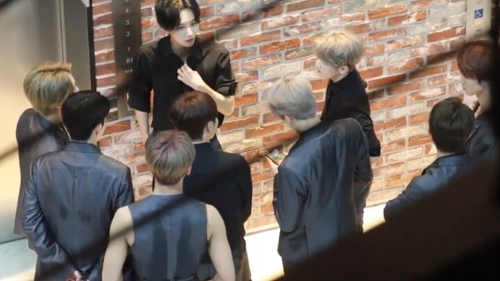 سيفينتين يين جينهان يرتدي قميصًا أسود ويرخي رابطة العنق ويفك الأزرار