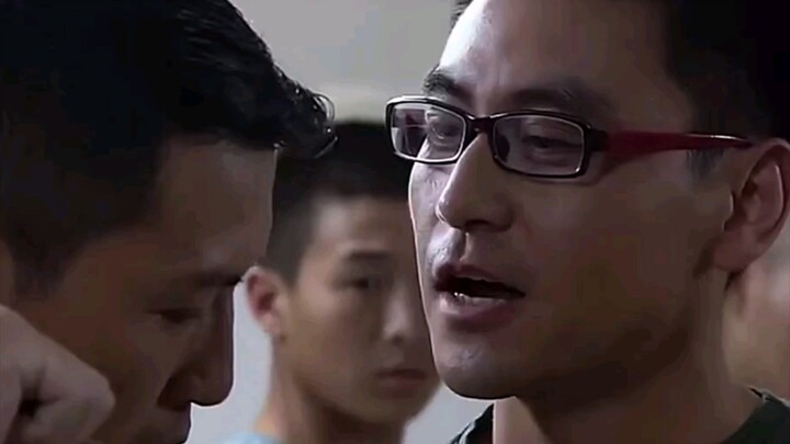 “หนุ่มนักศึกษาแว่นสี่คนไปเป็นทหารทำตัวกร่าง แต่กลับได้รับการดูแลเป็นพิเศษ”