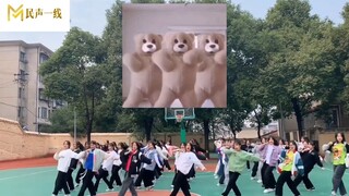 رقص الطلاب الذين يدرسون تخصص تعليم رياض الأطفال في إحدى المدارس في شاويانغ معًا، وكان مظهرهم النشط م