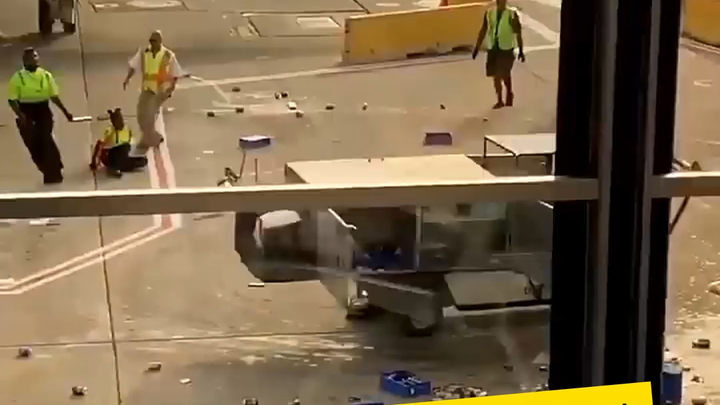 Ground Crew Member’s “Heroic Strike”: Out-of-Control Airport Cart Finally Tamed
