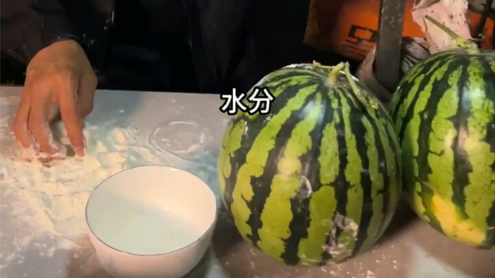 Dưa hấu do lão thợ bán nhiều năm, nổi bật nhất là vị ngọt.