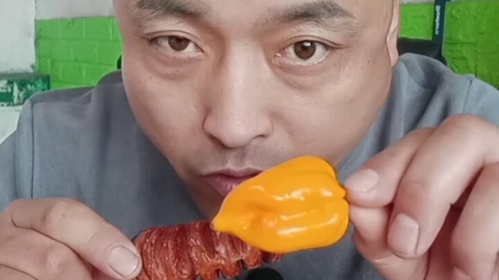 Xúc xích nướng kèm ớt siêu cay, cô vợ họ Cao nổi giận!