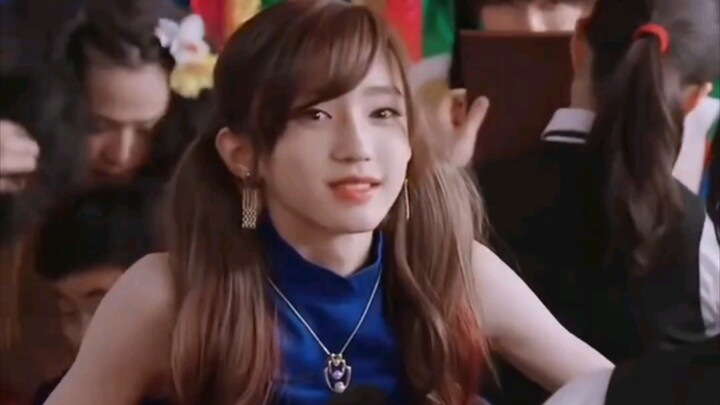 Mi Qi’s this cute—what’s a girl like her got to worry about?