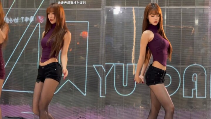 Female college students really are on another level—how could anyone resist those long legs?