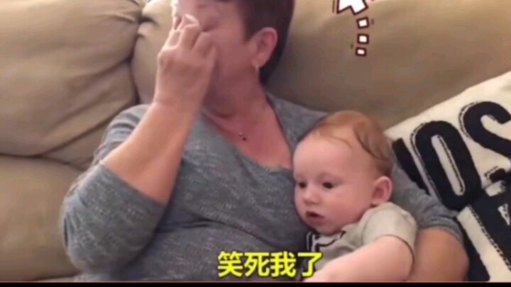 奶奶给孙子讲绘本《我想换个新屁屁》，宝宝没笑自己笑的忍不住了