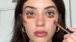 هل استخدام الكونتور البني لتحديد محيط العينين سيبدو جميلاً؟