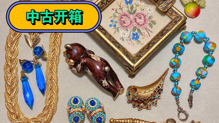 Vintage Jewelry Unboxing – Today I opened a super cute little bear brooch!