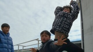 高难度爆发力打气球，万万没想到我哥竟然背后搞偷袭#看一遍笑一遍#意想不到的结局#高难度动作 直接给我哥展示个...哈萨