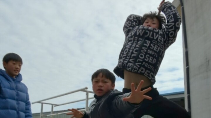 高难度爆发力打气球，万万没想到我哥竟然背后搞偷袭#看一遍笑一遍#意想不到的结局#高难度动作 直接给我哥展示个...哈萨