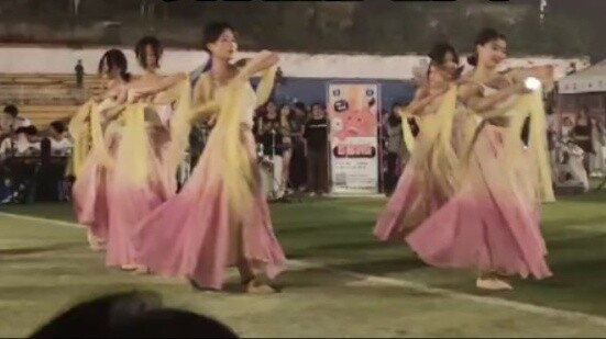 Silakan tonton lagu debut Zhen Huan "Jinghong Dance"