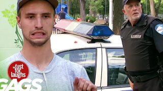 เครื่องคั้นน้ำผลไม้ขว้างมะเขือเทศใส่ Cop Car