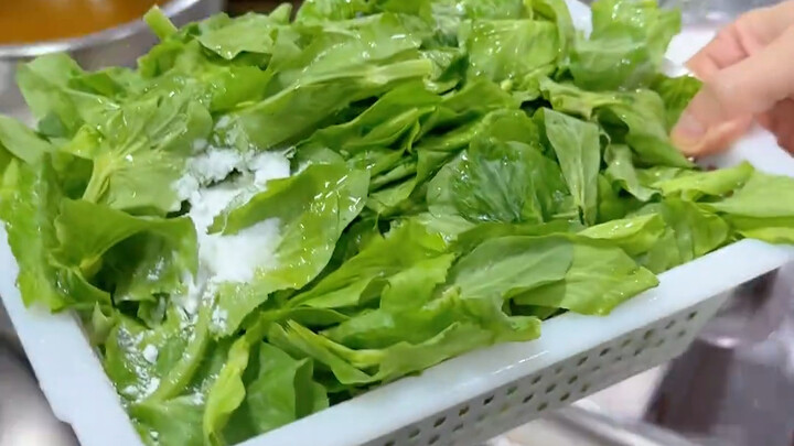 Let's see how a Cantonese cuisine master teaches you to use the heat generated by the collision of h