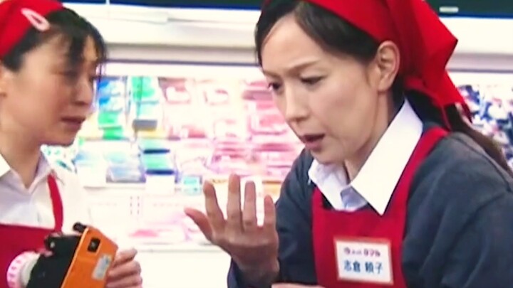 A woman wearing a cotton-padded jacket on a hot day can even drink a whole bowl of hot soup in one b
